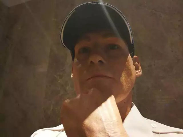 凌厲的眼神流轉(zhuǎn)，目光如炬，手掌的青筋清晰暴出，歲月的紋路無情橫亙&mdash;&mdash;樹脂雕塑《站崗》