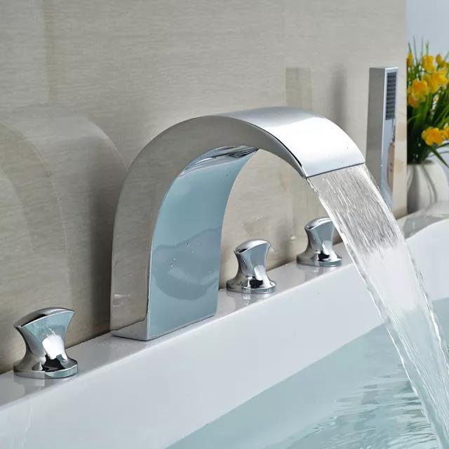 對(duì)其他水管、電氣、水龍頭等零部件進(jìn)行裝拼，走過這所有步驟，一個(gè)完整的亞克力浴缸制品才得以面世