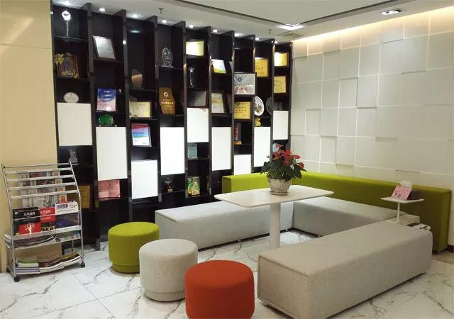 客戶不會因?yàn)槲覀兊漠a(chǎn)品感動,客戶只會因?yàn)槲覀兊膯T工而感動!