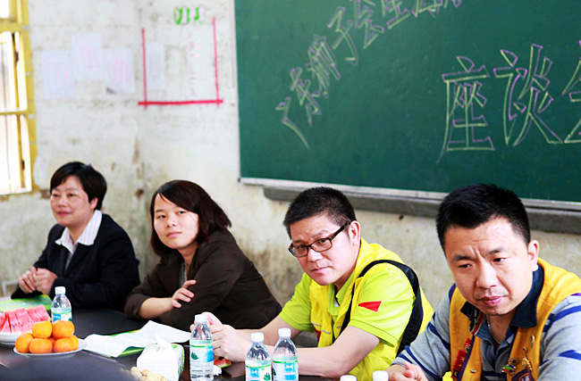 上猶團(tuán)縣委曾書(shū)記（左二）、廣東獅子會(huì)星海隊(duì)的前任隊(duì)長(zhǎng)吳志強(qiáng)獅兄、現(xiàn)任隊(duì)長(zhǎng)宋衛(wèi)星獅兄在座談會(huì)