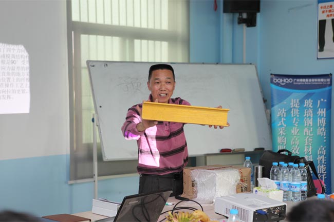 譚老師現(xiàn)場展示玻璃鋼產品