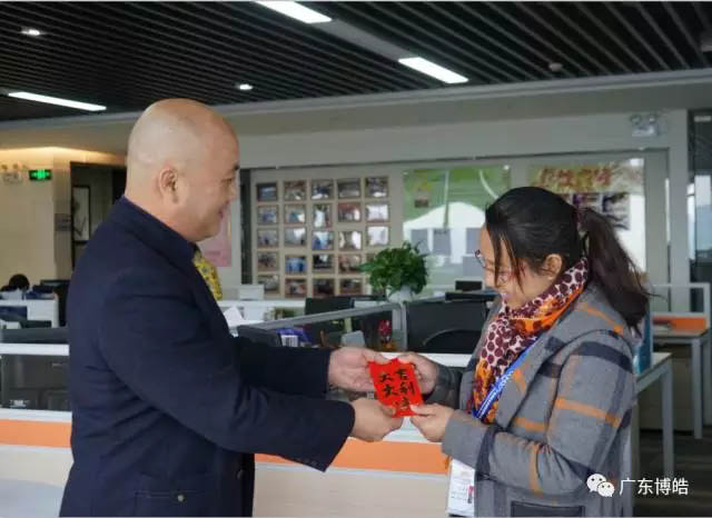 博皓的男神們?cè)谕獯颢C，博皓的女神們?cè)诩壹徔棧谶@個(gè)美好的日子里感恩您的默默支持，祝您節(jié)日快樂(lè)！