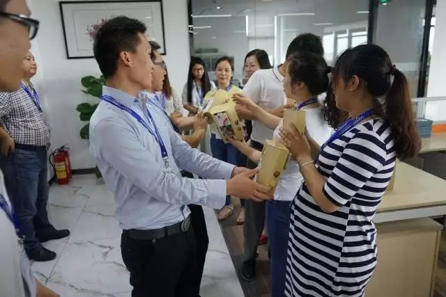 送上節(jié)日的祝福,你辛苦了